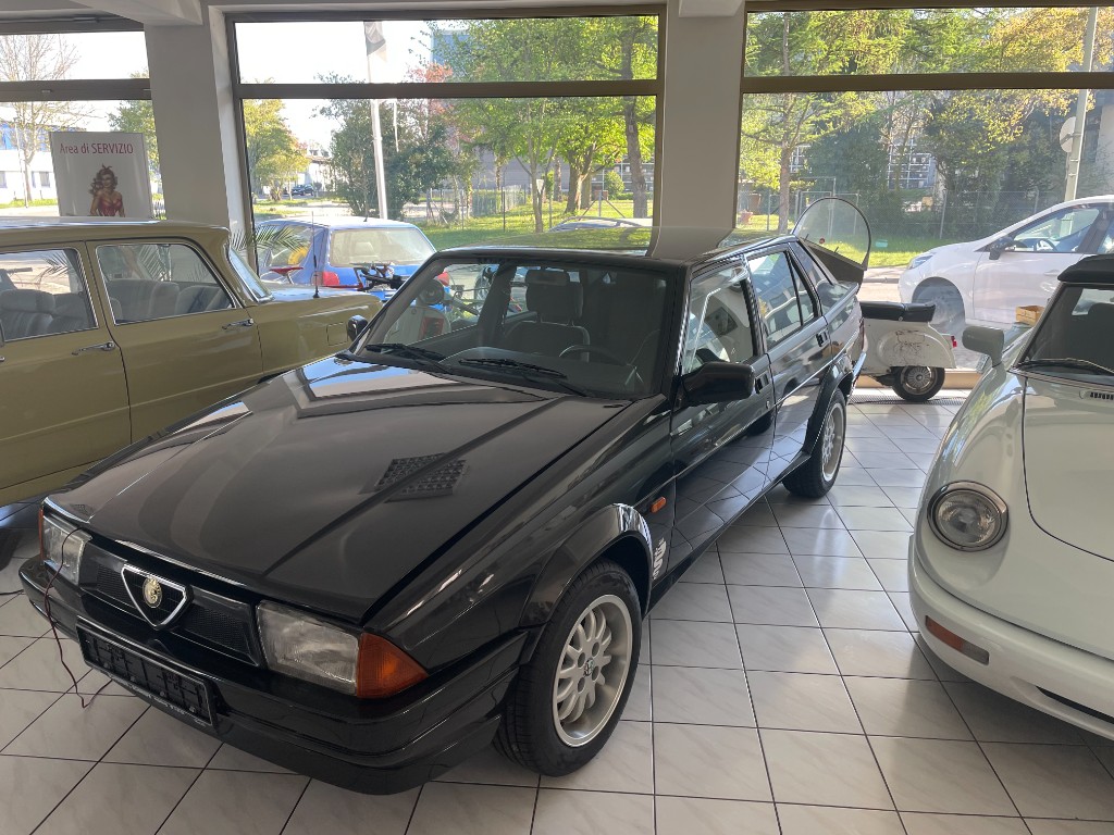 Schwarzer Alfa Romeo Klassiker in hellem Showroom